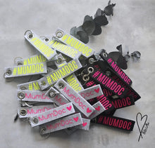 Lade das Bild in den Galerie-Viewer, MumDoc Neon Collection | Schlüsselanhänger Filz