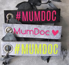 Lade das Bild in den Galerie-Viewer, MumDoc Neon Collection | Schlüsselanhänger Filz