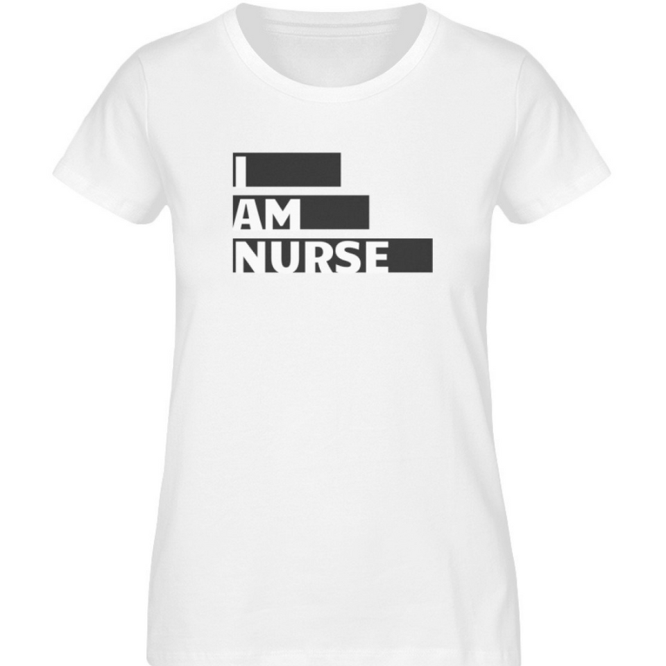 EIn weißes T-Shirt für Damen. Das T-Shirt ist tailliert und hochwertig. Aufgedruckt sind schwarze Balken in drei Größen, von rechts nach links länger werdend. In den Balken je ein Wort in weißer Schriftfarbe - I am Nurse. 
