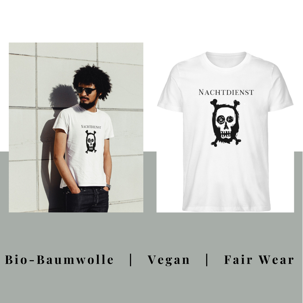 Man sieht zwei Produktbilder. Rechts ein junger Mann, angelehnt an eine moderne Steinhauswand. Er trägt ein helles T-Shirt mit dem Aufdruck eines Skelett-Kopfes und der Schrift Nachtdienst. Links sieht man das T-Shirt als Produkt einzeln. Bio, vegan, fair