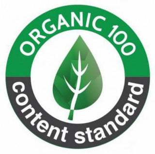 Hier sieht man das Label von OCS (Organic Content Standard) 100. Ein Zertifikat um Bekleidung zu kennzeichnen und anzugeben,  dass ihre Produkte von 95%-100% aus ökologischem Bio-Material bestehen. Transparent und unabhängig überprüft.