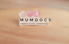 Lade das Bild in den Galerie-Viewer, MumDoc Logo Acryl Pin - Kinder Kittel Karriere
