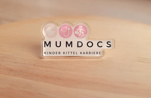MumDoc Logo Acryl Pin - Kinder Kittel Karriere